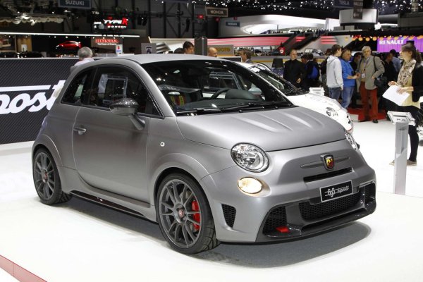 Fiat твърди, че Abarth 695 е най-малката суперкола в света. Купувачите могат да изберат H-образна скоростна кутия, съчетана с диференциал с ограничено приплъзване. Виж, състезателните седалки с четириточков предпазен колан и 1,4-литров турбокомпресор с мощност 187 к.с. са стандартни. 

Чрез премахване на задните седалки и добавяне на мрежа, подобна на рали, Fiat спести 38 кг, давайки на модел 695 общо тегло от 997 кила. Допълнителни 5 мм отместване бяха добавени от двете страни, докато гумите Goodyear Eagle F1 предлагаха яко сцепление.
